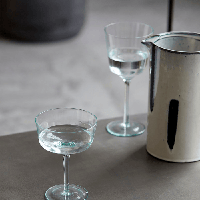 Schönes Cocktailglas mit langem Stiel und großen Kelch.Produktart: Glas Maße: Höhe: 15cm, Durchmesser: 11cm Material: Glas Gewicht: 0,160 kg